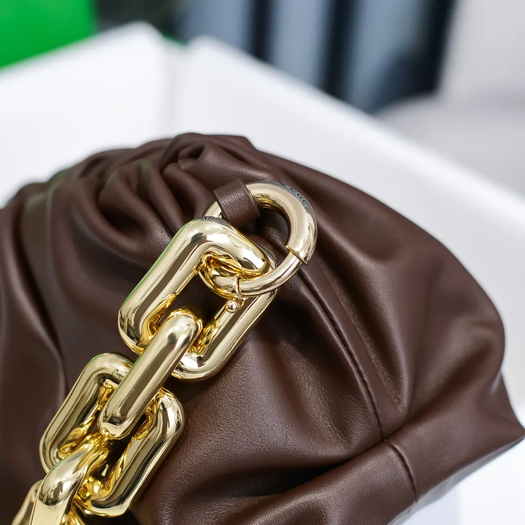 2020 new products will continue to upgrade the cloud bag to the вoттega veneтa chain cloud bag. It is still developed with imported original leather as standard. This hardware chain needs to be light on the upper body and can only be made of all-steel material. It is made of hollowed metal. You don’t have to worry about its weight. Major celebrity fashion bloggers have used it to attend fashion shows. Who can resist the charm of this large gold chain [smile] Style number: 6708# Size: 30*16*12